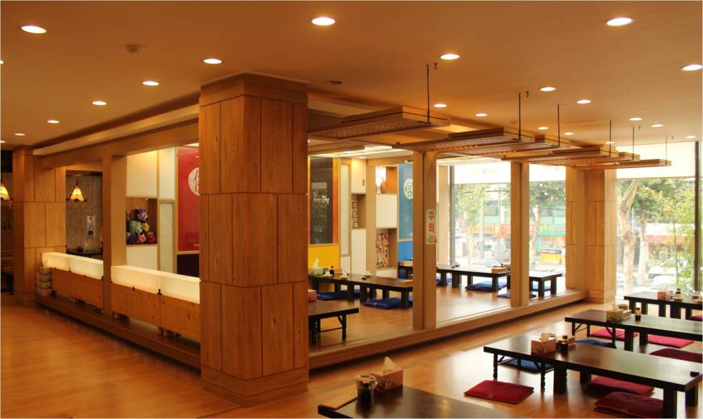 하고싶었던 이야기-2] 지도교수이신 유응교 교수님의 고향은 전남구례. 특히 역사책에 나오는 운조루 후손이시다. 집터에서 먹이 나올정도로 문학집안이시다. 대학원때 그래서 한국전통가옥에 대해서 많은 이야기를 듣고 연구했었다. 그래서 매장안에 정자를 모던하게 꾸미고 싶었고 1. 채양식 접이식문, 2. 기둥과 들보구조, 3. 단차이를 두어 툇마루 공간구성, 4. 한국적 색채와 문양에 중점을 두었다. [이것만은 알고 넘어가자] 영업면적(실면적) 100평방미터이상인 2층이상 또는 66평방미터 지하1층이하는 소방시설설비등 완비증명서, 방염필증을 받아야 영업허가신고를 하고 신고증을 받아야 사업자등록증이 나온다. 단, 건물이 소방안전건물로 지정되어 있으면 무조건이다. 공사를 하다보면 이런절차를 모르는 분도 많으시다. 그런거 보면 많이 알게 너무 많아서 이제는 그들과의 네트웤을 형성해서 항상 자문할수 있도록 하려고 한다. 내가 내자신의 능력의 한계를 알아갈수록 그분이 참으로 감사하다!