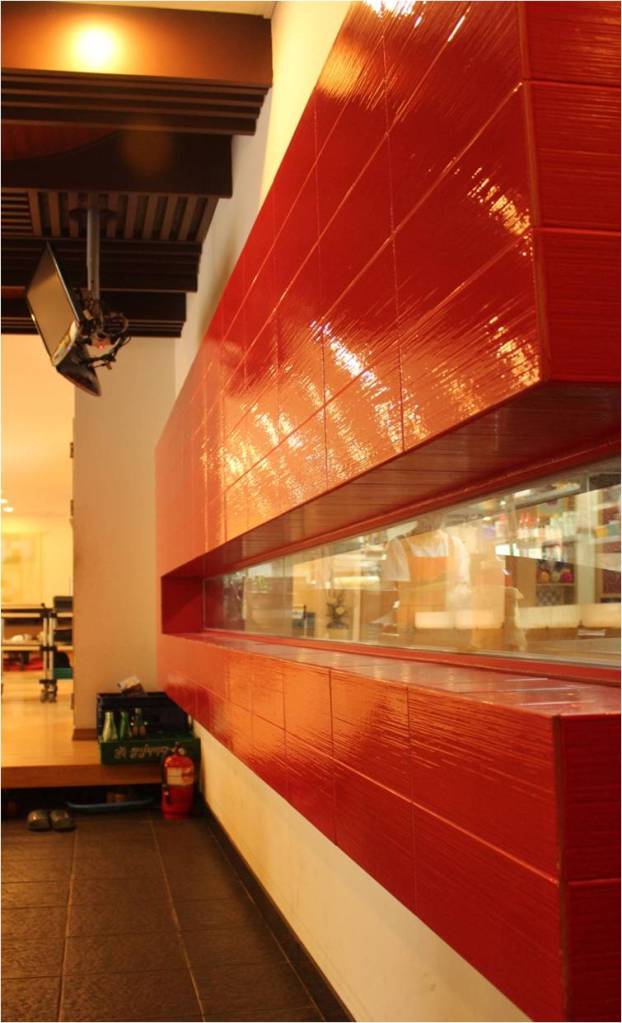 [하고 싶었던 이야기-1] 백조의 호수 겉으로는 우아하지만 물밑의 움직임은 어휴~일거다. 식당의 주방 특히 한식당은 더욱더 바쁘다. 주인은 우리 주방 깨끗합니다라며 보여주고 싶고 종업원은 힘들고 더러운데 가려주세요다. 마치 동전의 양면이야기다. 이래도 좋고 저래도 좋다. 그래서 난 일부분만 공개하기로 했다. 요리하는 모습만 주방팬부분만 보이게 했다. 나름 만족한다. 손님은 요리를 지켜보니 만족하고 일하는 사람은 보이니 항상 청결을 유지한다. 인테리어는 고객, 손님, 종업원 모두를 만족시켜야한다. 그래서 외식업은 계획을 하기전에 꼭 현장을 꼼꼼히 분석하고 그업종을 이해해야한다.