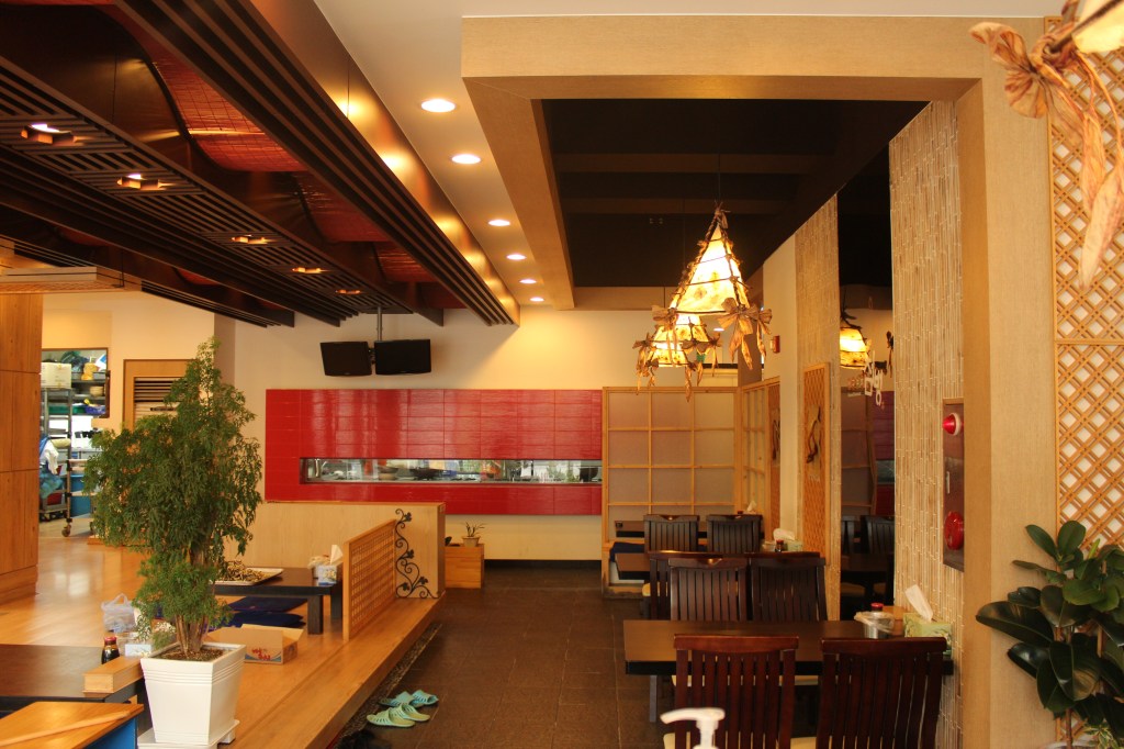 [컴퓨터그래픽과 일치하는 내부전경] 기획단계에서 시공까지 Turn-key방식으로 했다. 현장을 하다보면 안되는게 많지만, 또한 못할것도 없다 단, 사전에 충분한 해석과 이해를 하고 시작하면 큰실수와 손해를 줄일수 있다. 솔직히 난 군대에서 아파트, 목욕탕, 공조실 공사들을 경험한거에 대해서 감사하다 특히, 목욕탕공사 도면을 모두 이해하고 외어서 군감리단이 오셨을때 브리핑을 했더니 현장은 안보시고 그냥가셨다. 그후에 내 소대장생활은 끝내줬다. 난, 첫작품이지만 노력과 인내, 거기에 지혜를 더하면 안되는 일이 없다고 생각한다.