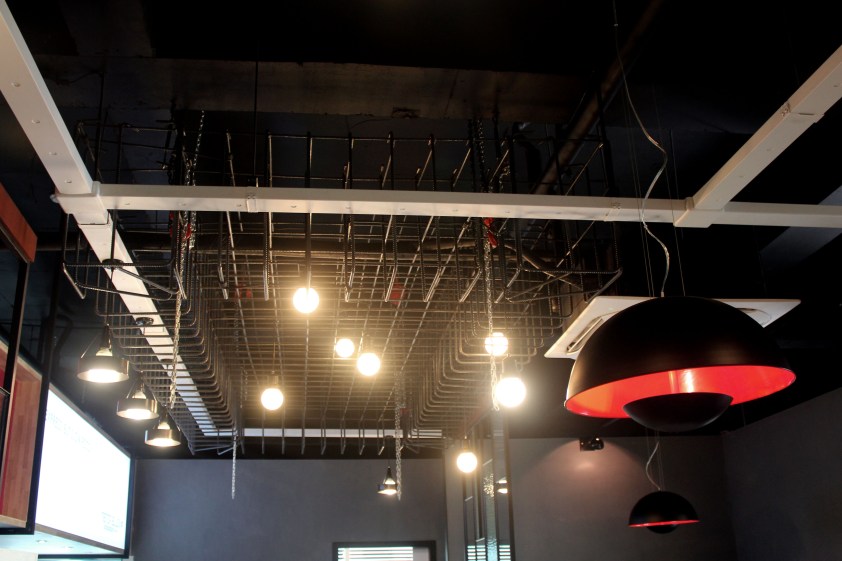 [인테리어 Story-03] 디자인의 진화 1. 디테일과 재료의 조화에 색감과 재질을 입히는 것은 즐거움도 있지만 때로는 힘든 나와의 싸움이 되기도 한다. 2. 뜻하지 않는 치수와 주변의 도움을 통해 새로운 것을 만들어내는 기쁨은 대단하다. 천정에 매달린 철근의 구조물은 포기하려다가 다시 생각해보고, 일단 만들어본후 천장에 매달방법을 강구하다가 잡철팀장님의 조언 체인블럭을 사용해서 매달아보자는 아이디어로 인해 이렇게 멋지게 매달려 있으며, 그사이로 전선들과 트레이들 에어컨드레인 등과 함께 어우러져 탄생했다. 상황에 따라서 다리처럼 수직으로 서있기도 하고, 저위로 사람들이 지나다닐만큼 튼튼한 구조체가 되었다. 3. 항상 매장에는 진열대를 많이 만들어 주려고 한다. 저곳에 디스플레이가 어떠한 방향으로 가느냐에 따라 분위기가 바뀌기 때문이다. 이번에는 100%로 마음에 들지는 않지만 이미지보드로도 수납공간으로도 이용해본것에 의미를 둔다.